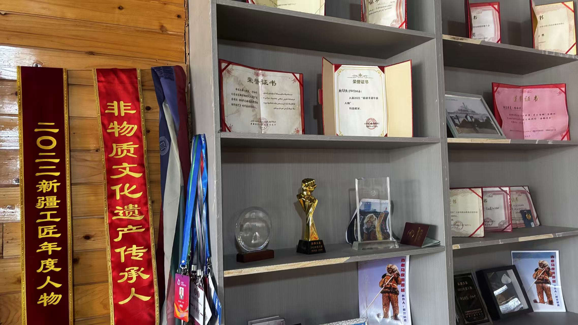 農(nóng)牧民古老毛皮滑雪板制作培訓(xùn)基地榮譽(yù)墻一角。