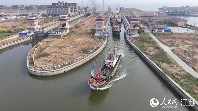 接鮮船駛過南通啟東呂四漁港船閘。人民網(wǎng)記者 余樂攝