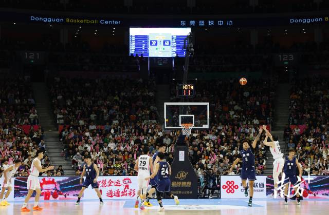 11月12日，十五運(yùn)會(huì)男籃成年組決賽，現(xiàn)場(chǎng)有序而熱烈。張由瓊 攝