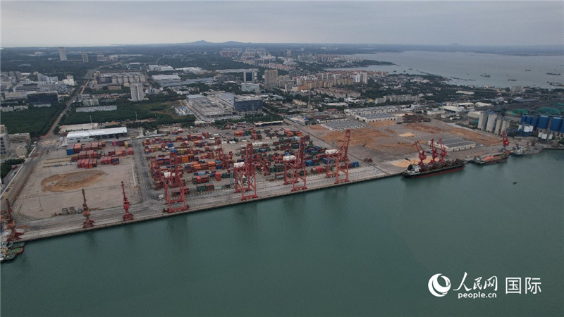 海南省儋州市洋浦國際集裝箱碼頭俯瞰圖。人民網(wǎng)記者孟凡盛攝