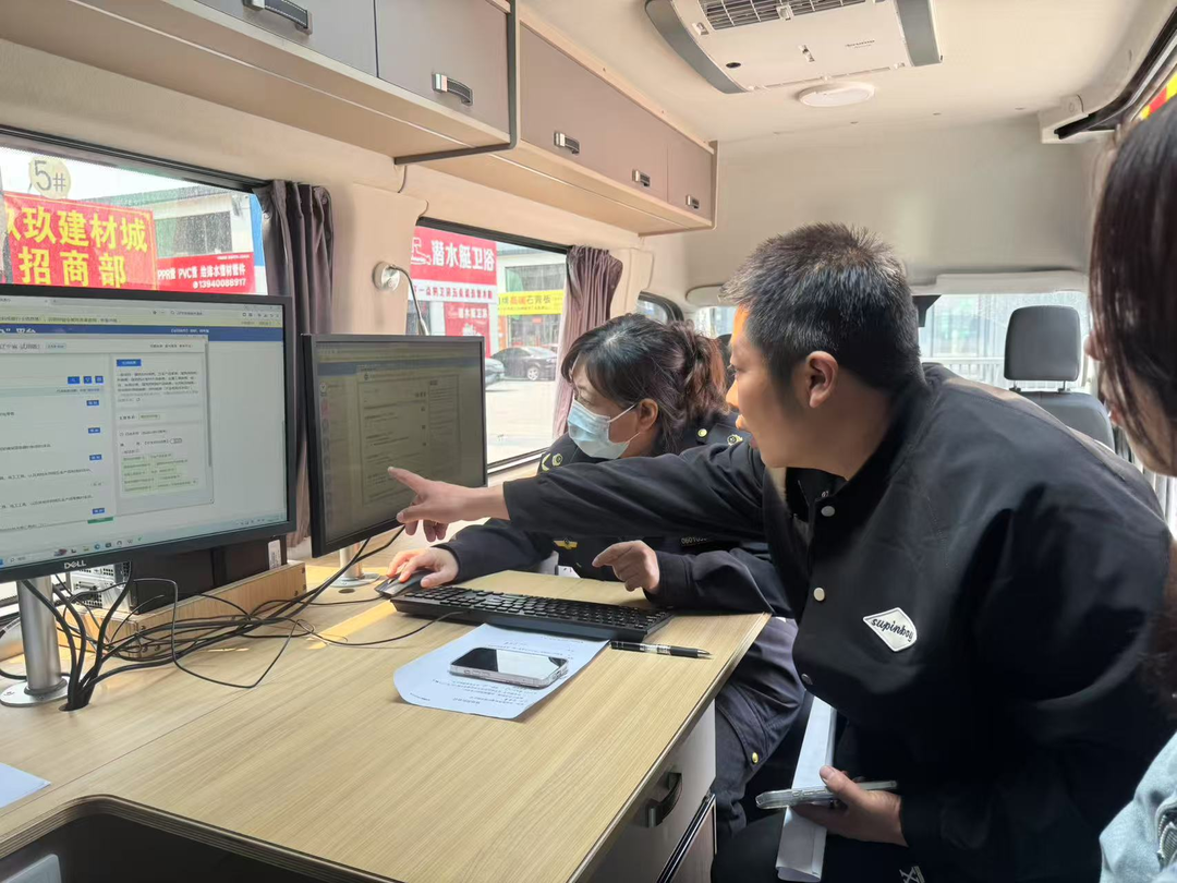 沈陽市大東區(qū)市場監(jiān)督管理局將政務(wù)服務(wù)窗口“搬”到商戶“家門口”，現(xiàn)場為經(jīng)營主體集中辦理并頒發(fā)營業(yè)執(zhí)照。沈陽市營商局供圖