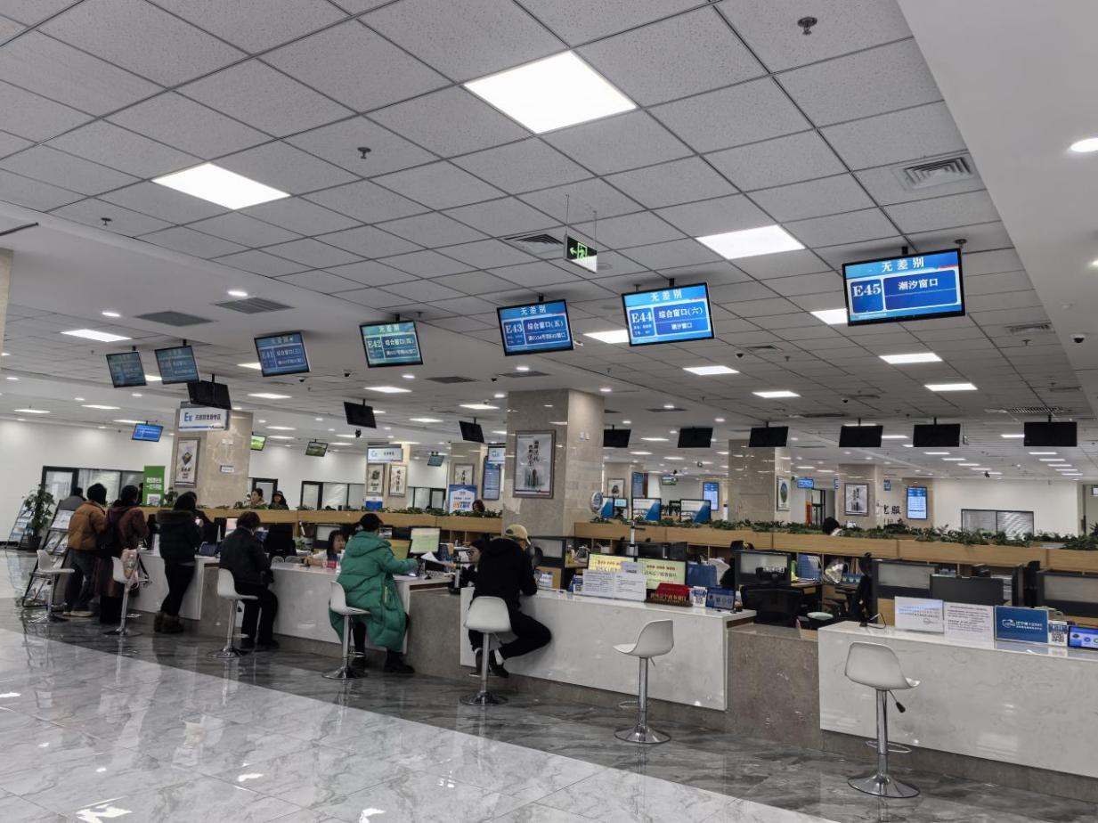 沈陽市蘇家屯區(qū)創(chuàng)新推出全程網(wǎng)辦、網(wǎng)上申辦+材料郵寄等多元辦理模式，打破傳統(tǒng)政務(wù)服務(wù)的時空限制。蘇家屯區(qū)委宣傳部供圖