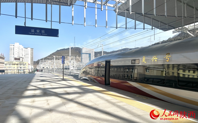 2025年12月26日，C9312次復(fù)興號(hào)列車抵達(dá)延安站。人民網(wǎng)記者 鄧楠攝