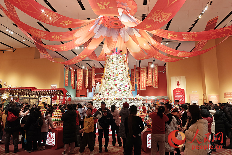 觀眾在中國非物質(zhì)文化遺產(chǎn)館參觀展覽。人民網(wǎng)記者 韋衍行攝