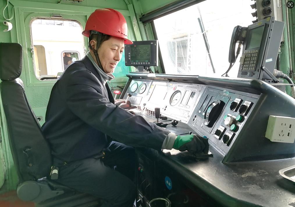 韓文盛正在檢查司機(jī)室操作臺(tái)。張秋生 攝