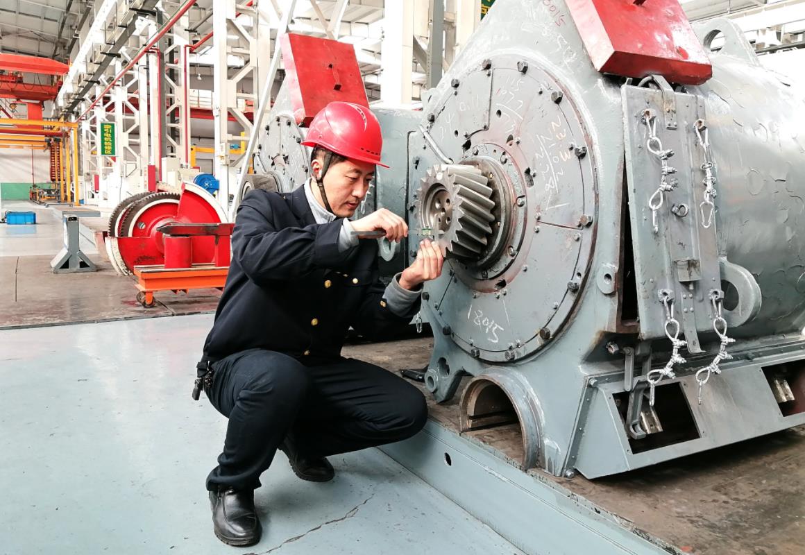 韓文盛用深度尺測(cè)量牽引電機(jī)主動(dòng)齒輪裝入量。