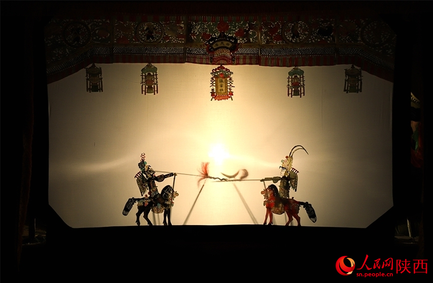 老腔皮影戲《三英戰(zhàn)呂布》選段。人民網(wǎng)記者 孫挺攝