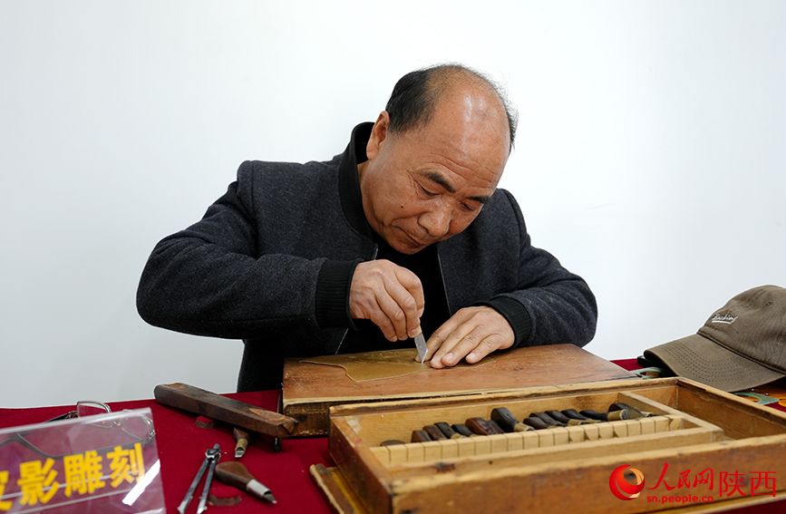 陳義文正在進(jìn)行雕刻皮影。人民網(wǎng)記者 孫挺攝