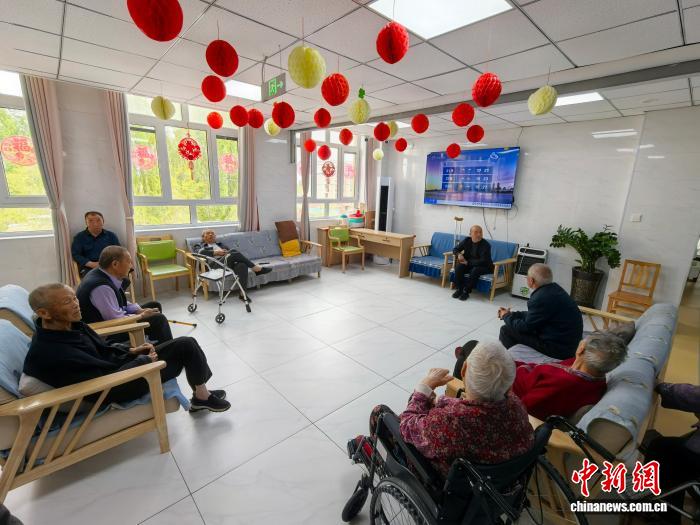 初春，奇臺(tái)農(nóng)場(chǎng)108社區(qū)的天頤疆耆養(yǎng)老院里，暖意融融。胡健 攝