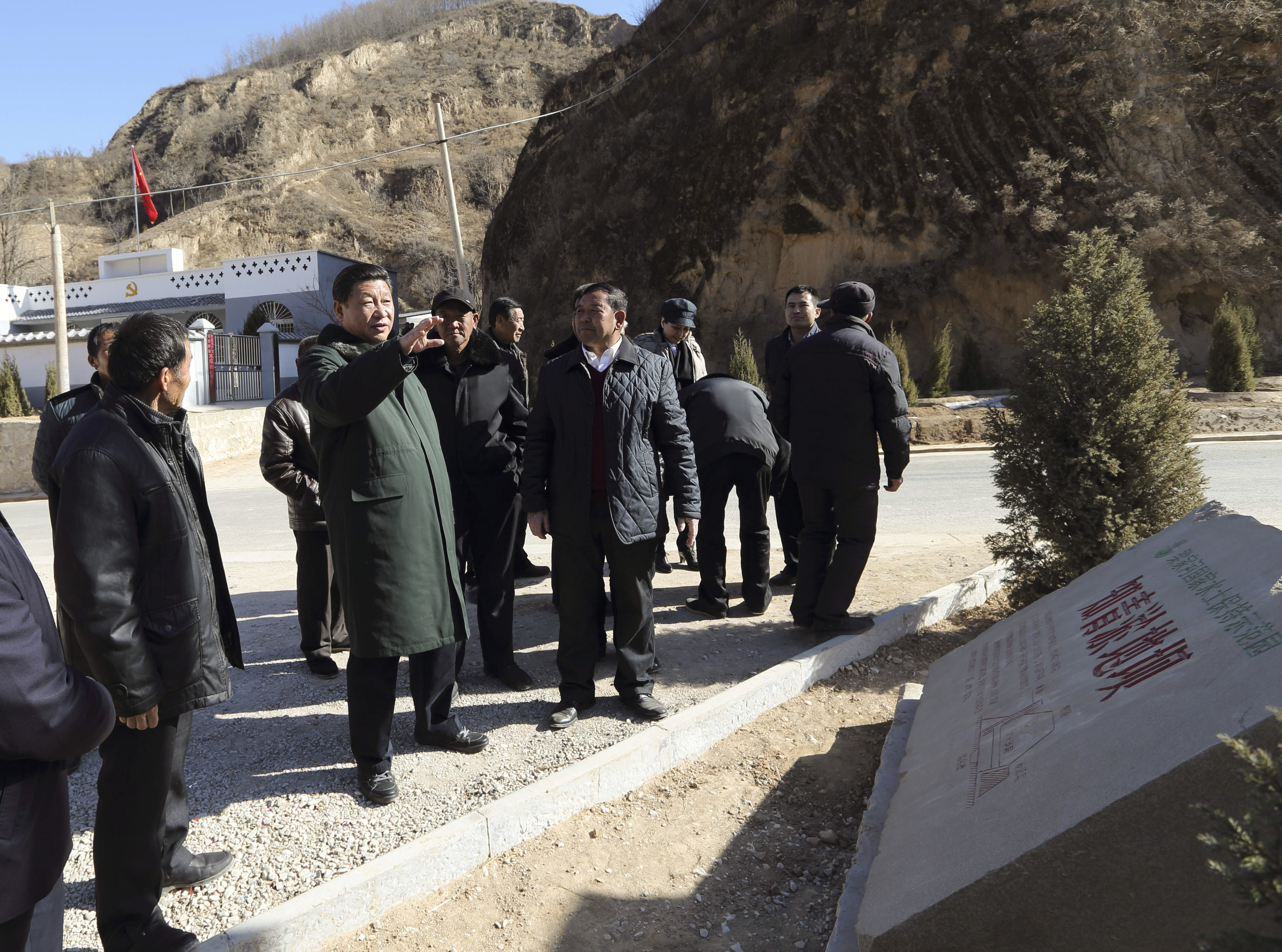 2015年春節(jié)前夕，習(xí)近平來到陜西考察調(diào)研，第一站便來到延安市延川縣梁家河村。新華社 發(fā)