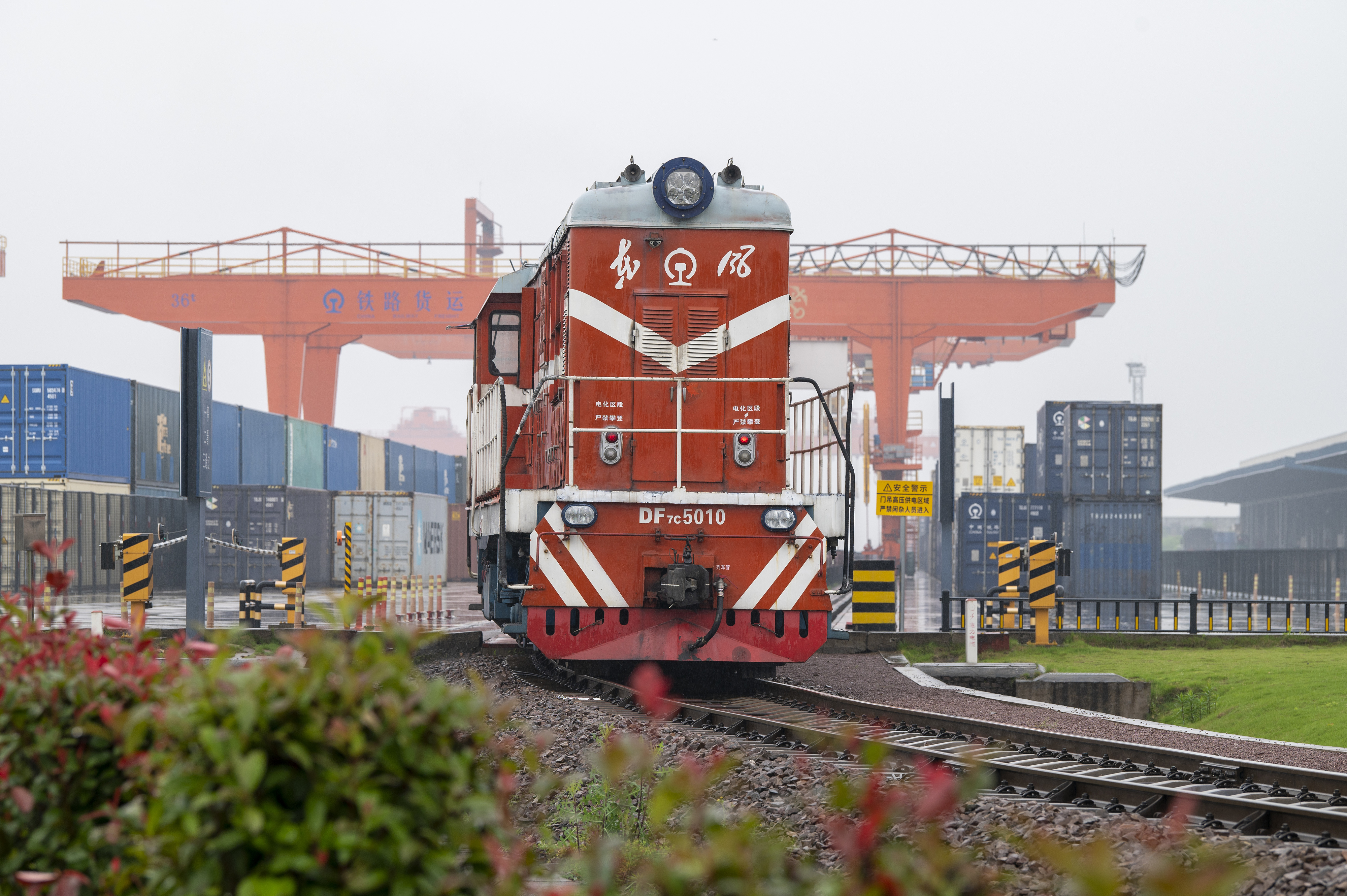 2024年5月5日，“五一”假期最后一天。在浙江省金華市金東區(qū)鐵路金華南站，一列滿載110標(biāo)箱的中歐班列緩緩啟程駛往匈牙利。