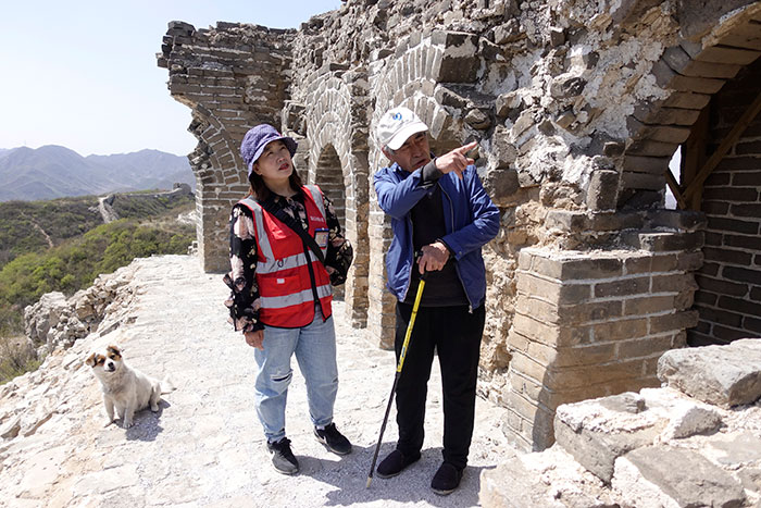 在明長城遺址上，梅景田給外甥女劉紅巖講述長城故事。