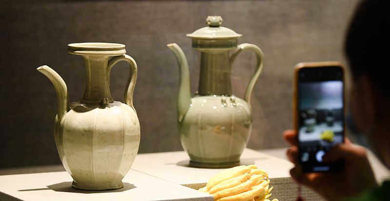 2021年9月14日，浙江省博物館，觀眾在拍攝北宋龍泉窯執(zhí)壺（左）和龍泉青瓷藝人劉杰制作的執(zhí)壺。