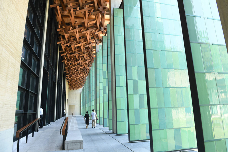 2022年7月23日，杭州國家版本館屋頂?shù)哪緲?gòu)和青瓷門扇相映成趣。