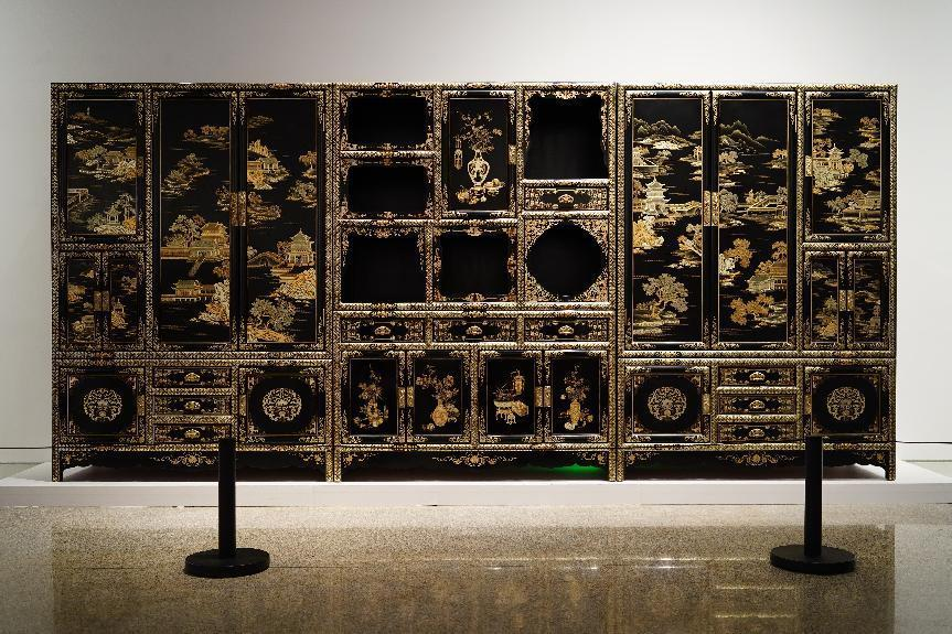 2023年7月9日，北京，中國工藝美術(shù)館·中國非物質(zhì)文化遺產(chǎn)館，“山西特色專業(yè)鎮(zhèn)平遙非遺雙寶中華行”展覽展出的推光漆器作品。