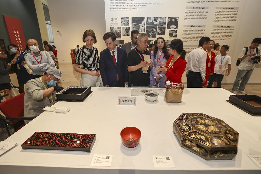 2023年5月28日，北京，推光漆器匠人為駐華使節(jié)展示技藝。