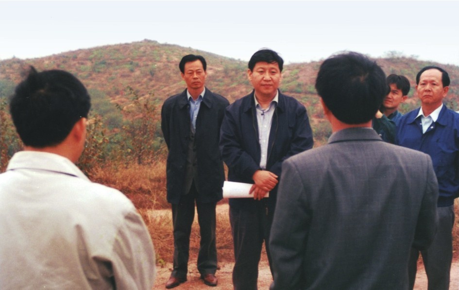 1999年11月，習(xí)近平在龍巖市長汀縣河田水土流失治理區(qū)調(diào)研。圖源：《習(xí)近平在福建（下）》