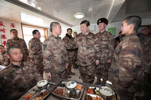 2014年1月26日中午，習(xí)近平來(lái)到連隊(duì)食堂，同戰(zhàn)士們一起用餐。新華社記者 李剛 攝