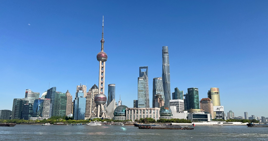 沿蘇州河遠(yuǎn)眺陸家嘴城市建筑群。人民網(wǎng) 馬作鵬 攝