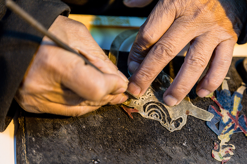 皮影非遺傳承人正在制作皮影。