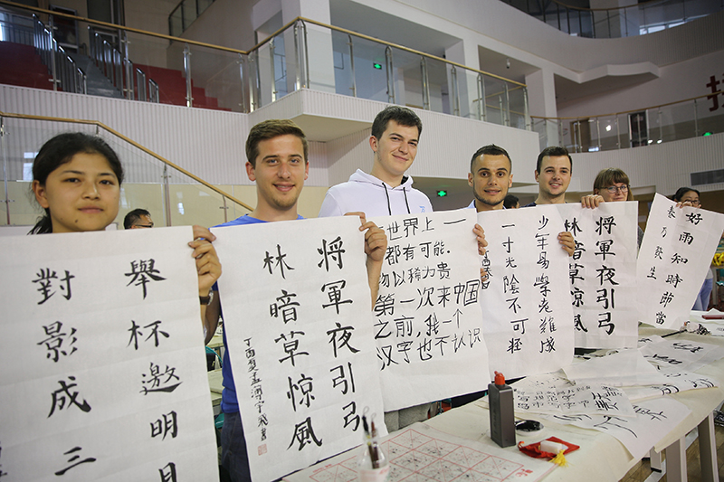 2017年6月5日，來自青島大學和中國石油大學（華東）的外國留學生在展示剛剛現(xiàn)場完成的書法作品。
