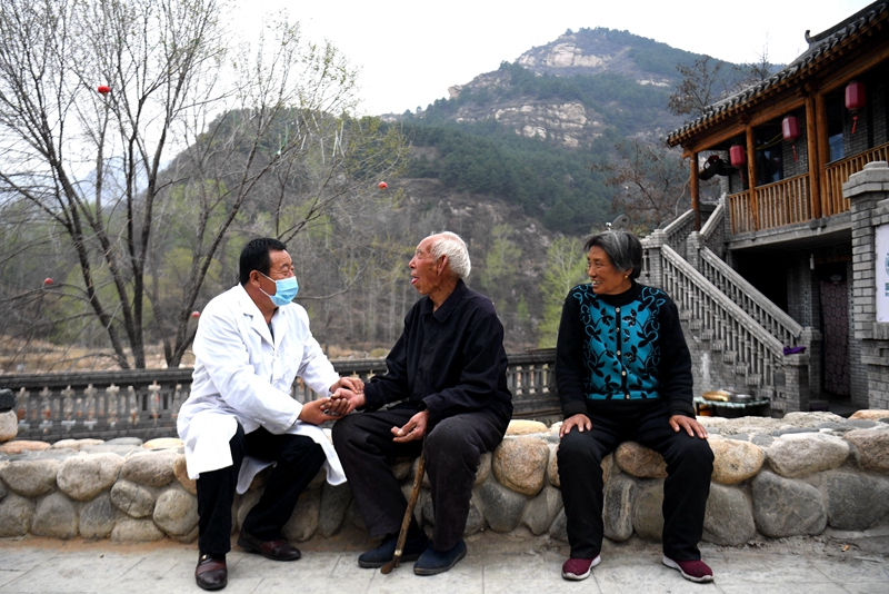 2020年4月15日，在河北阜平縣龍泉關(guān)鎮(zhèn)駱駝灣村，村醫(yī)霍建國為村民把脈。