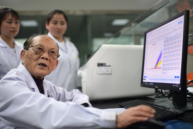 2021年6月17日，吳天一（前）在青海西寧的實(shí)驗(yàn)室內(nèi)和學(xué)生討論。