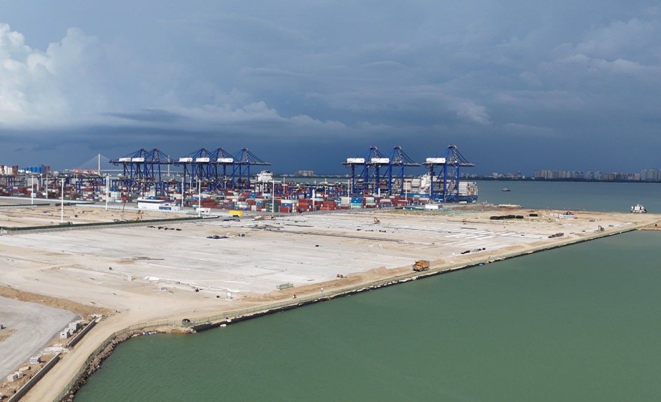 海南洋浦區(qū)域國(guó)際集裝箱樞紐港擴(kuò)建工程項(xiàng)目現(xiàn)場(chǎng)。人民網(wǎng)記者 牛良玉攝