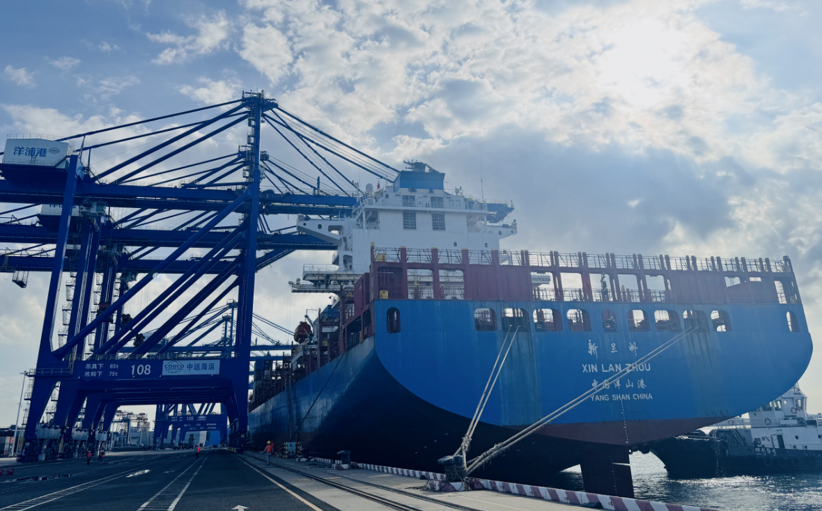 外貿(mào)貨輪“新蘭州”號(hào)將從海南洋浦港駛往中東。人民網(wǎng)記者 毛雷攝