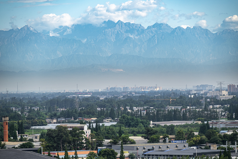 2024年7月1日，成都天氣晴好，遠(yuǎn)處雪山清晰可見。