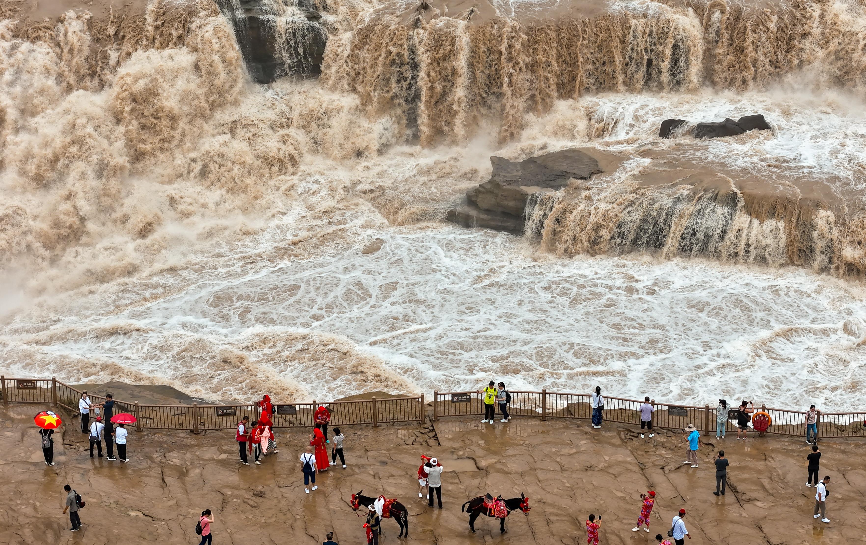 △2024年9月，游客在黃河壺口瀑布景區(qū)游覽。