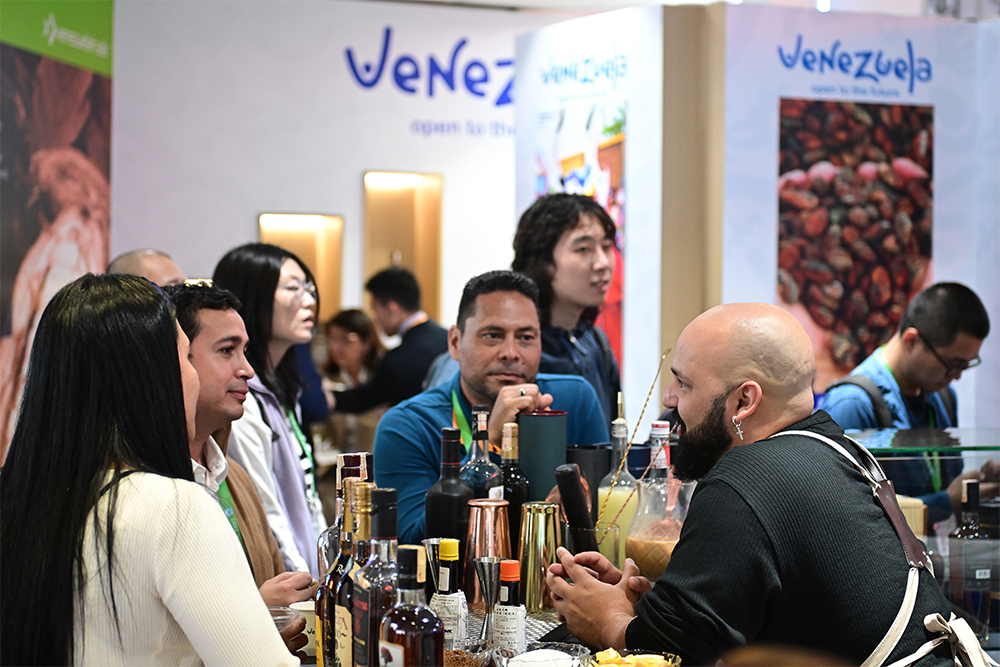 2023年11月9日，上海，觀眾在進博會委內(nèi)瑞拉館參觀、交流、洽談。