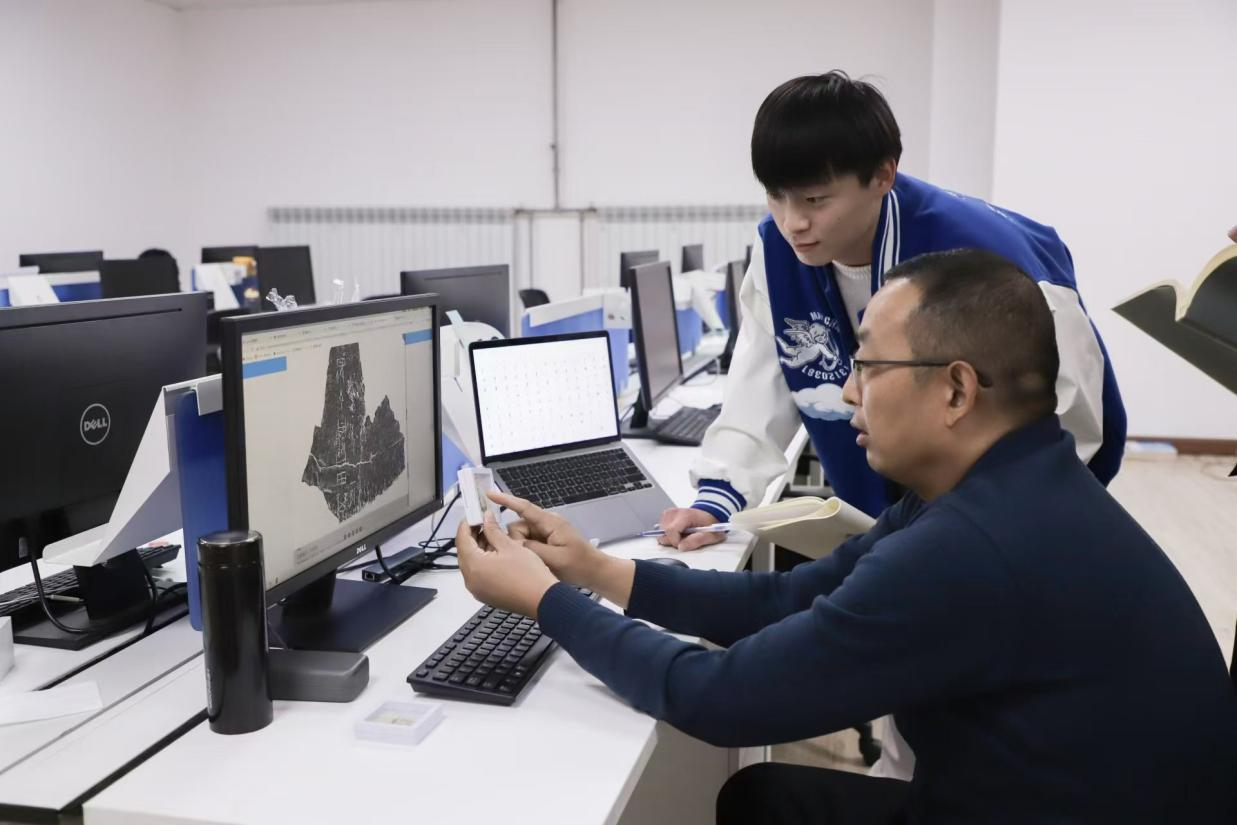 安陽(yáng)師范學(xué)院甲骨文信息處理教育部重點(diǎn)實(shí)驗(yàn)室，劉永革正在給學(xué)生講甲骨文。受訪者供圖