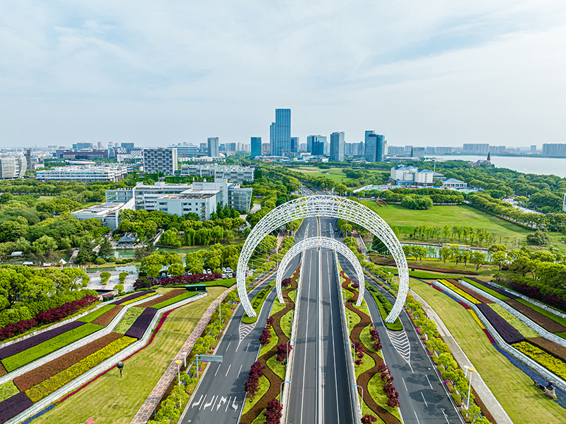 圖為蘇州工業(yè)園區(qū)星湖街鋼結(jié)構(gòu)雕塑。