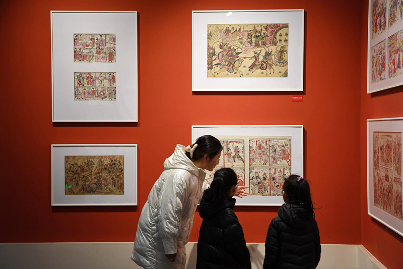 2023年2月3日，游客在河北武強年畫博物館參觀。