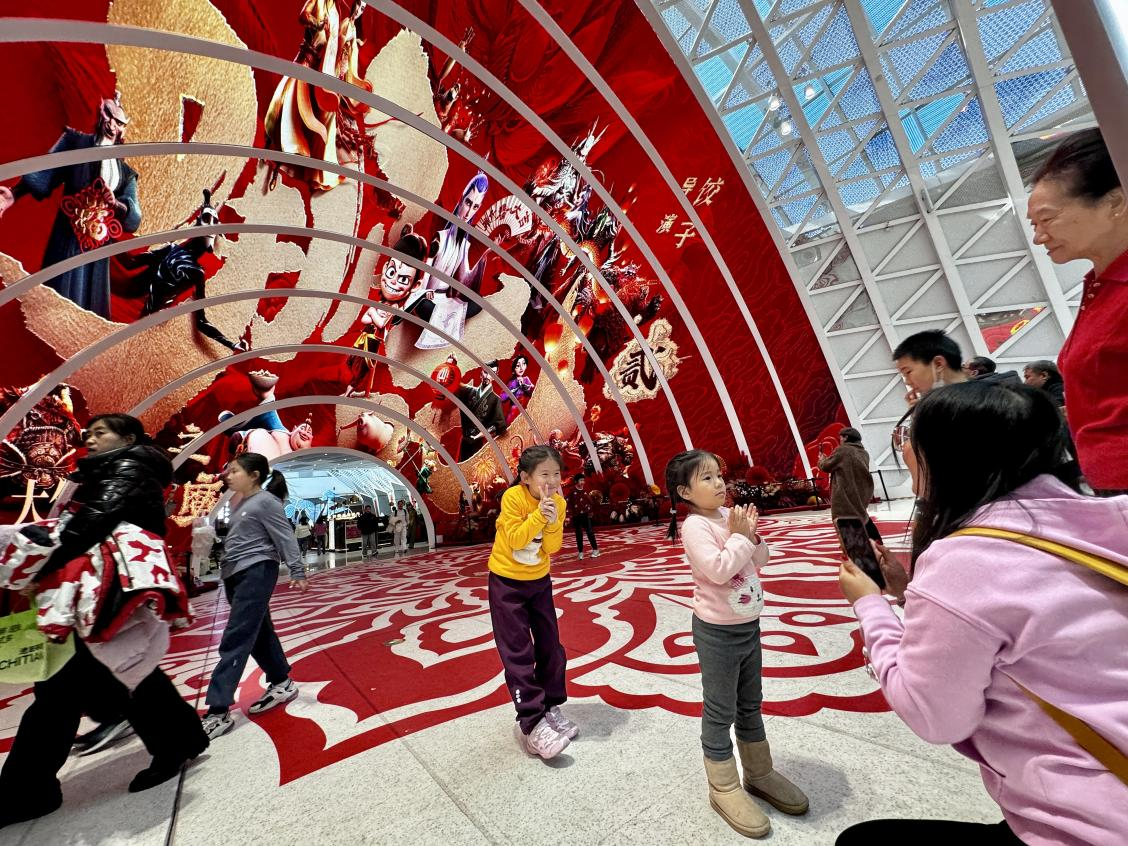 乙巳蛇年春節(jié)期間，影迷在《哪吒之魔童鬧海》巨幅海報(bào)前拍照打卡。