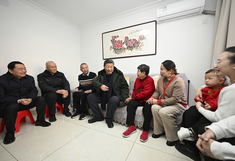 2025年1月23日上午，習近平總書記在遼寧沈陽大東區(qū)長安街道長安小區(qū)考察時，走進居民郎素蘭家中看望。