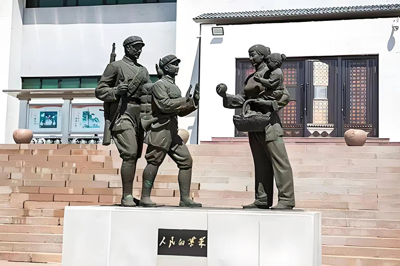 錦州蘋果廉政文化展覽館前的《人民的蘋果》主題雕塑。（由遼沈戰(zhàn)役紀念館供圖）