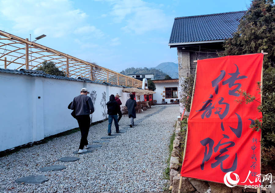 舊茶廠改造后的“傳韻小院”新中式茶館。人民網(wǎng)記者 林曉麗攝