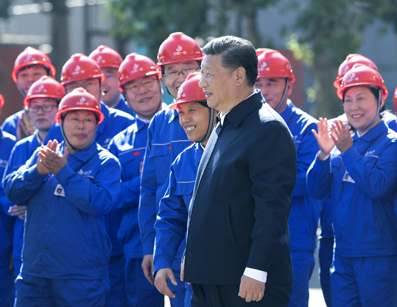 2018年9月26日，在中國一重集團，習近平總書記走到工人中間，同大家親切交流。