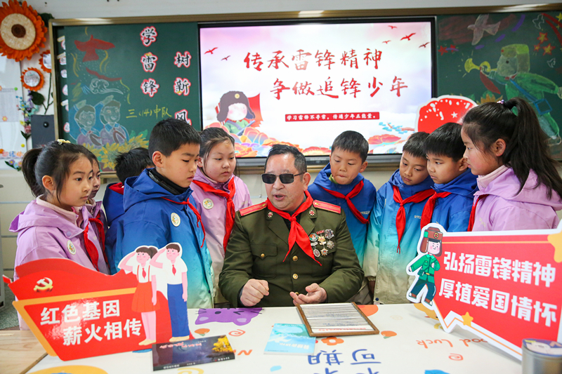 2025年3月3日，江蘇南通如皋市安定小學(xué)里，傷殘軍人許波銀在思政小課堂上向?qū)W生講述雷鋒故事。