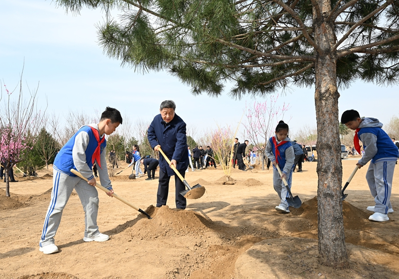 2025年4月3日，習(xí)近平總書(shū)記來(lái)到北京豐臺(tái)區(qū)永定河畔參加首都義務(wù)植樹(shù)活動(dòng)。
