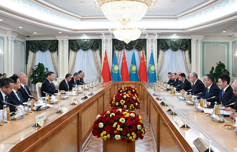 當(dāng)?shù)貢r(shí)間6月16日下午，哈薩克斯坦總統(tǒng)托卡耶夫同中國國家主席習(xí)近平在阿斯塔納總統(tǒng)府舉行會(huì)談。