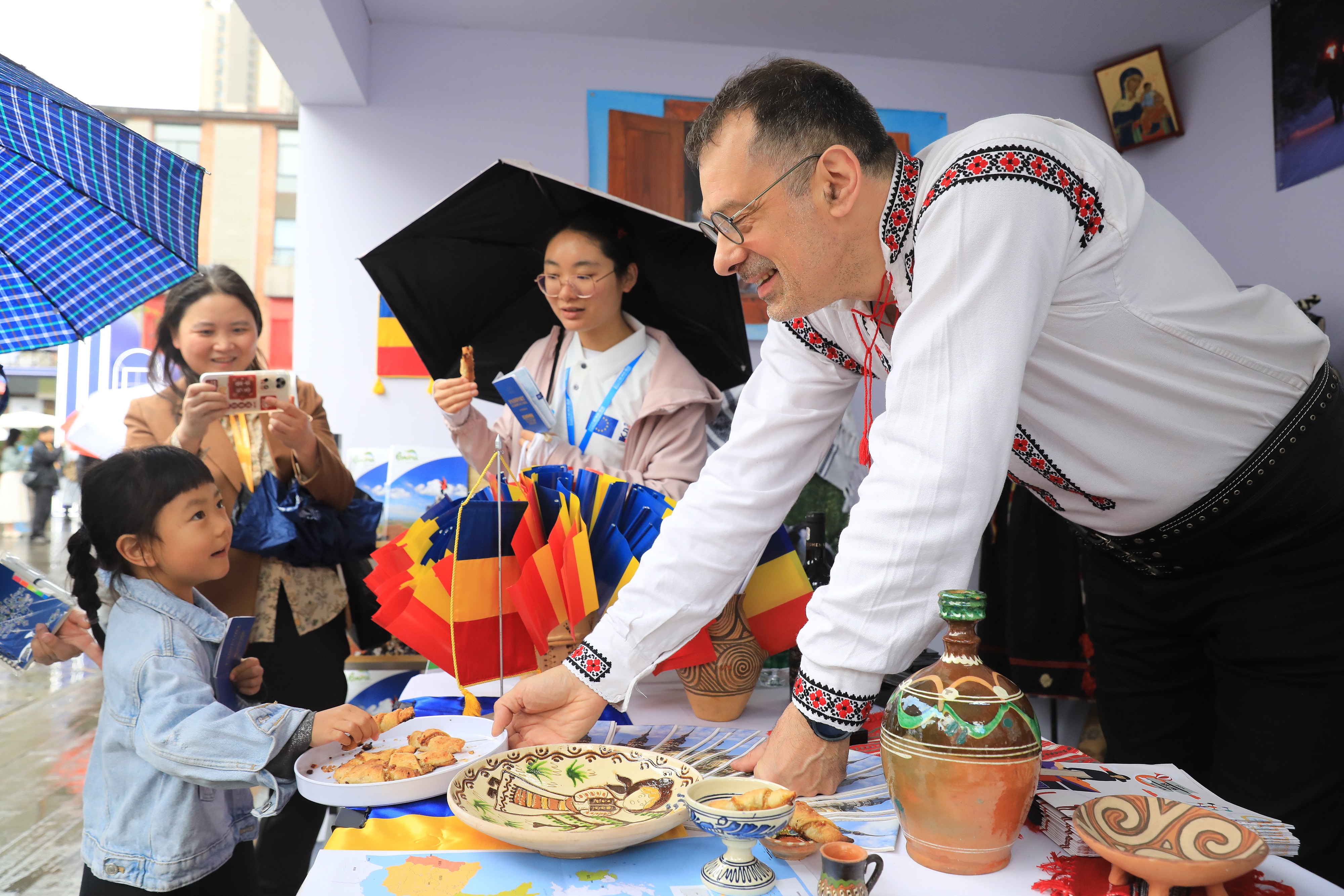 2025年4月12日，四川省成都市“2025成都·歐洲文化季”活動融匯藝術、音樂、美食與互動體驗，為民眾打造了一場“沉浸式”文化嘉年華。