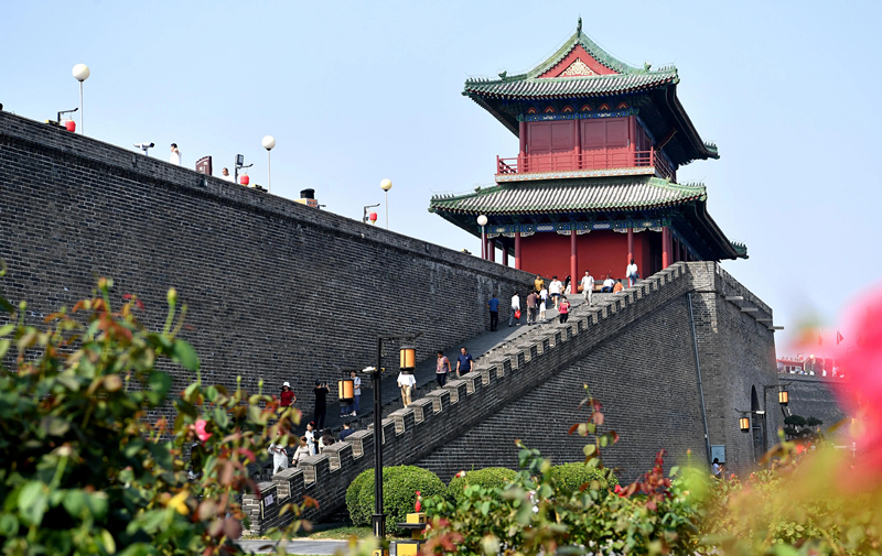 2024年9月16日，游客在河北省石家莊市正定古城游玩。