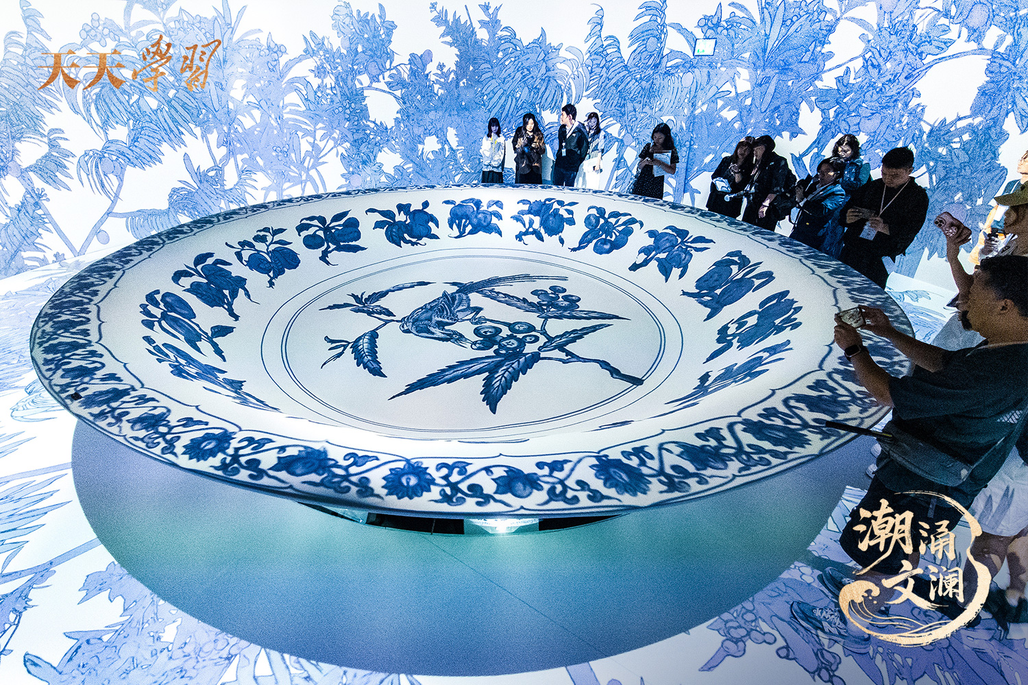 2025年5月13日，“‘紋’以載道——故宮博物院沉浸式數(shù)字體驗展”亮相香港故宮文化博物館。