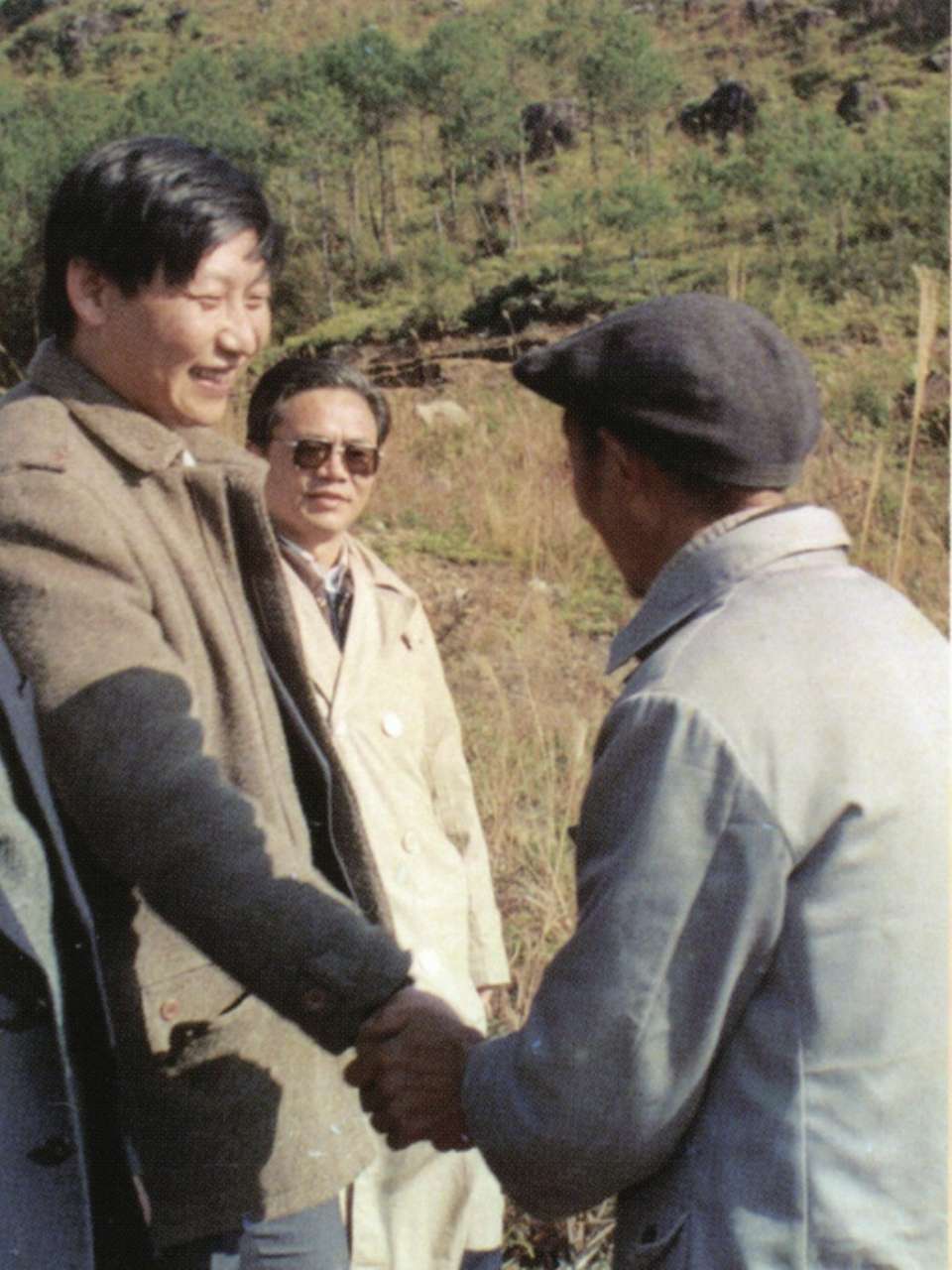 1989年1月，習(xí)近平到周寧縣走訪種林專業(yè)戶。（圖源：《習(xí)近平在寧德》）