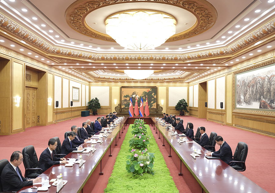 9月4日晚，中共中央總書記、國家主席習近平在北京人民大會堂同來華出席紀念中國人民抗日戰(zhàn)爭暨世界反法西斯戰(zhàn)爭勝利80周年活動的朝鮮勞動黨總書記、國務委員長金正恩舉行會談。