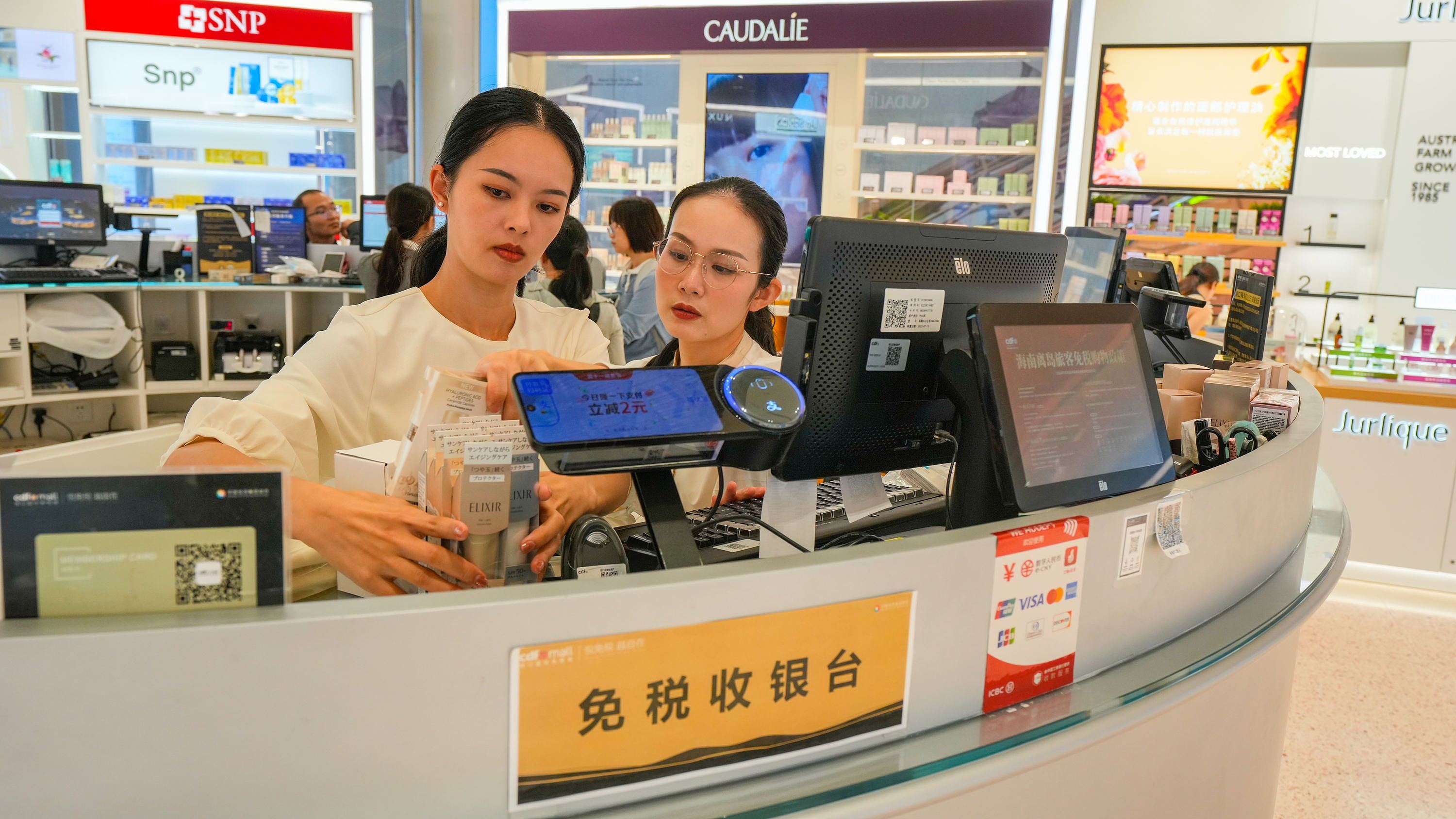 2025年11月1日，海口，cdf?？趪H免稅城內(nèi)人頭攢動，眾多旅客在選購免稅商品。