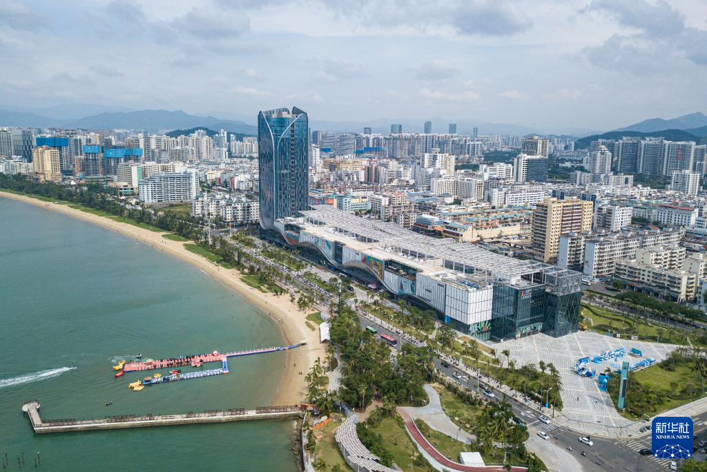 海南自貿(mào)港重點(diǎn)園區(qū)——三亞中央商務(wù)區(qū)（無人機(jī)照片，11月1日攝）。新華社記者 蒲曉旭攝